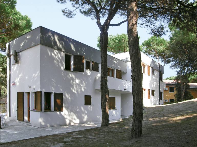 Holiday apartment with patio & yard — photo 2