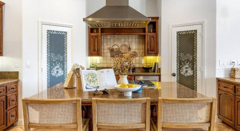 Lovely vacation home with jacuzzi & pool | Pets allowed — photo 4