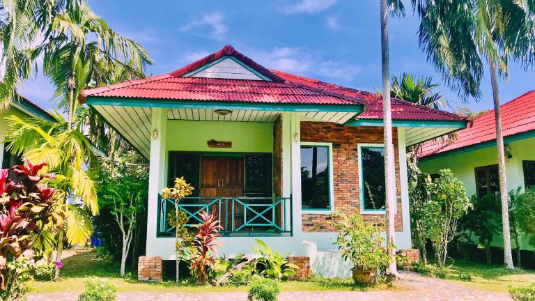 Bungalow with yard, grill & pool | Perfect for remote work in Krabi