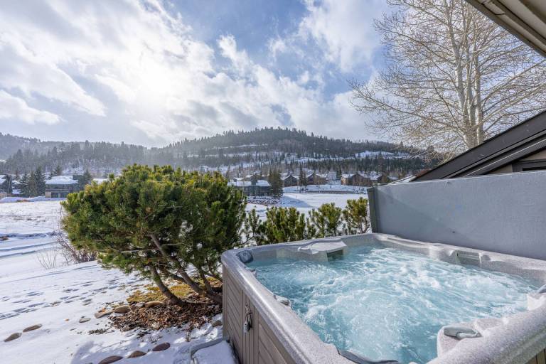 Family-friendly spacious condo with jacuzzi | Water view | Pet-friendly in Park City, UT