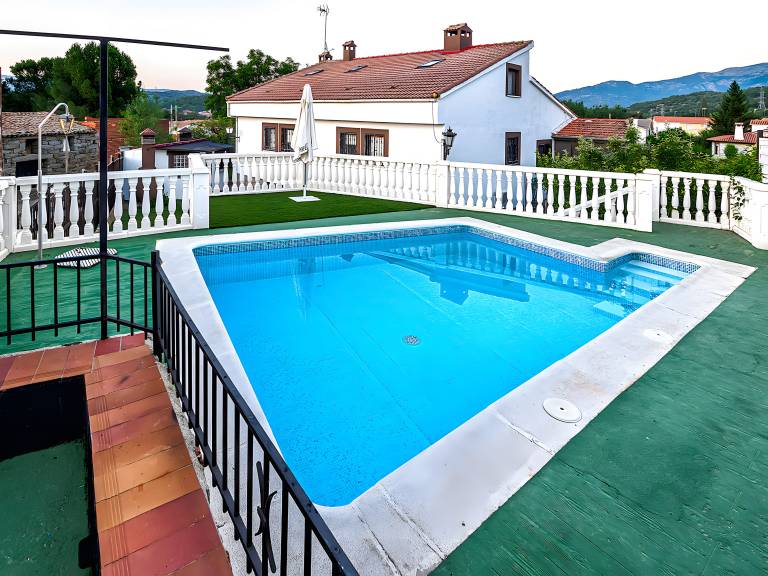 Vacation home with hot tub, yard & private pool | Mountain view in Ávila