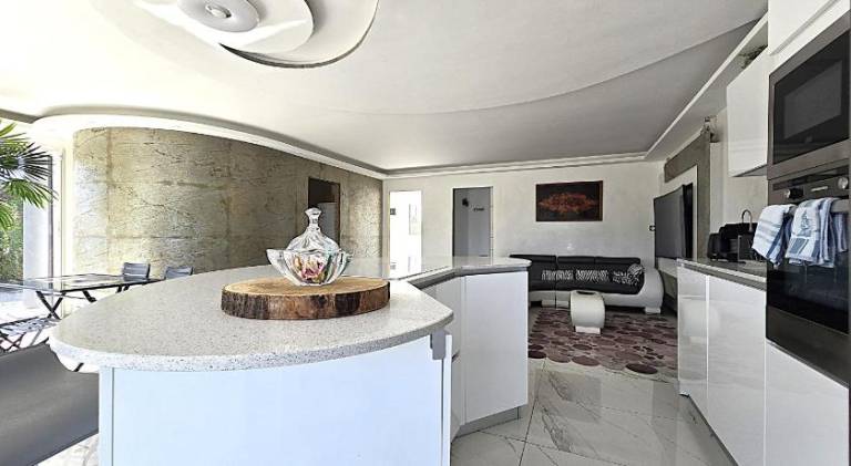 House with pool — photo 3