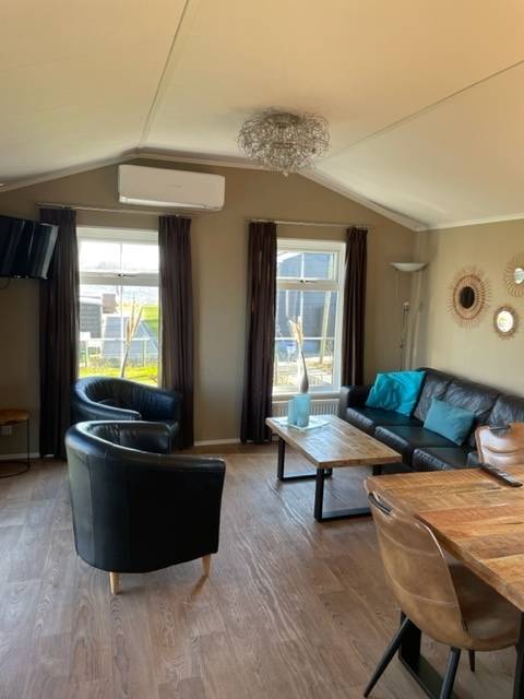 In one of the most beautiful spots in the village of Giethoorn, on the "Bovenwijde" and situated on spacious waterfront plots, the chalets offer comfort for all seasons. — photo 4