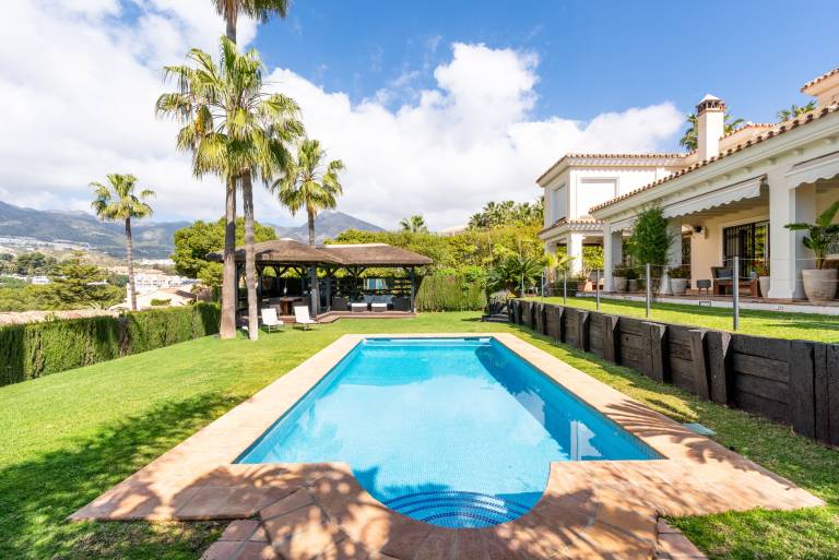 'Luxury Villa Larios Torrequebrada' with Sea View, Pool & Wi-Fi in Torremolinos