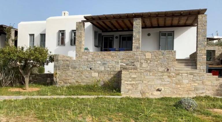 Vacation home with pool in Paros
