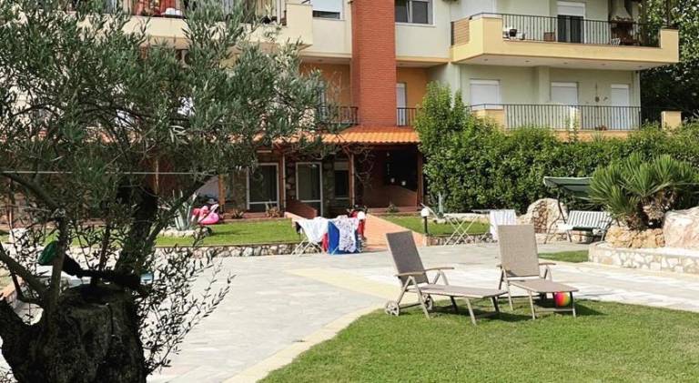 Serviced apartment with barbecue, terrace & yard in Sithonia
