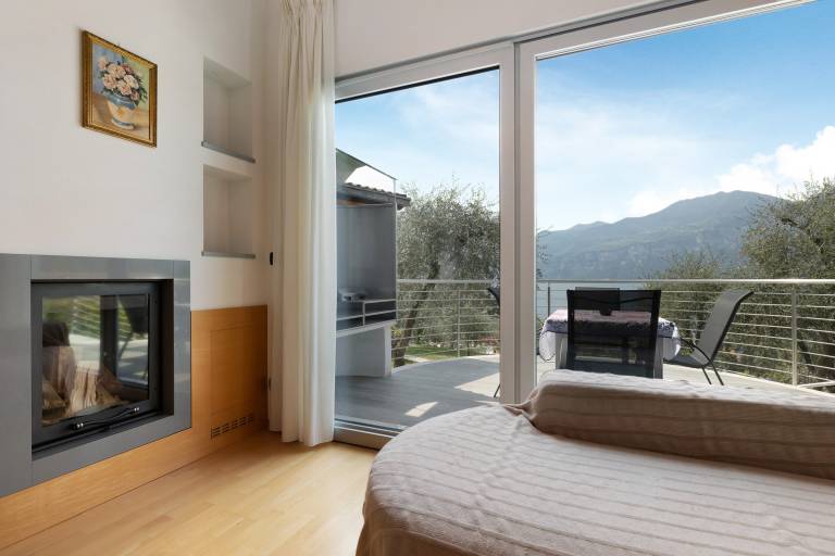 Holiday apartment with garden, barbeque & patio | Lake view — photo 2