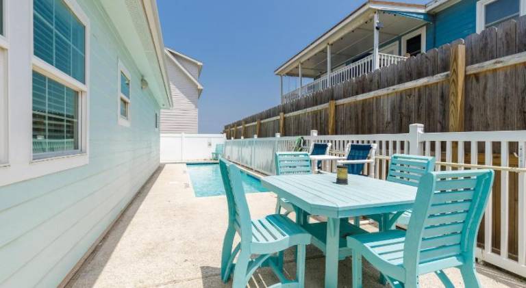 Vacation home with pool — photo 4