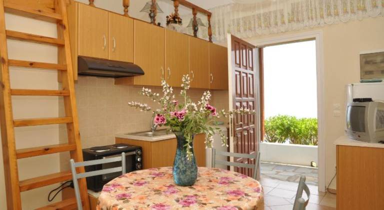 House with garden & patio — photo 2