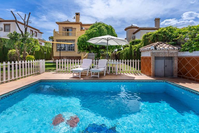 Holiday Home 'Cypress House' with Private Pool, Wi-Fi, and Air Conditioning in Granada
