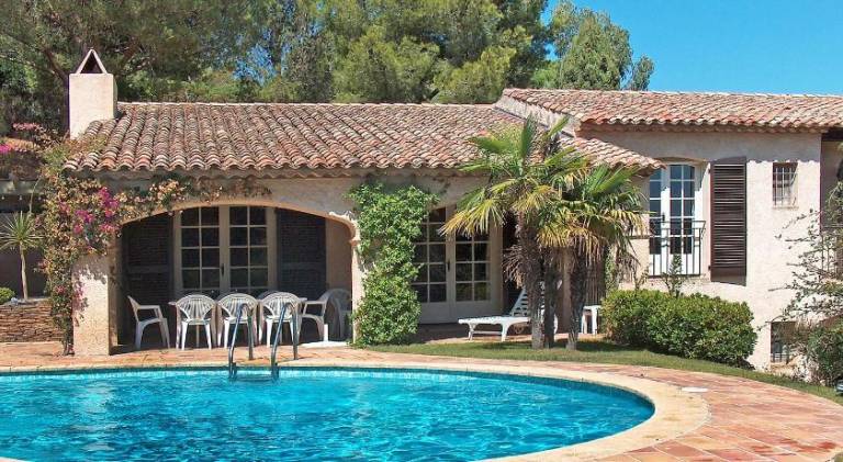 Villa with BBQ, terrace & yard in Cavalaire-sur-Mer