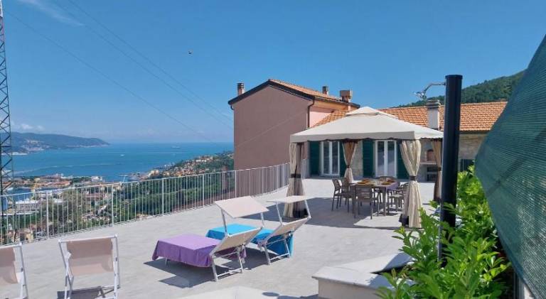 House with patio & BBQ in La Spezia
