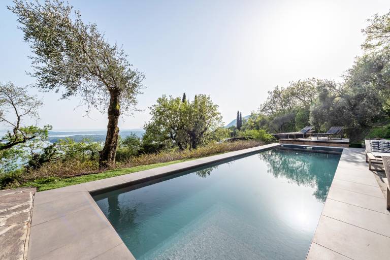 Villa "Artista" with Private Pool, Whirlpool & Wi-Fi in Gardone Riviera
