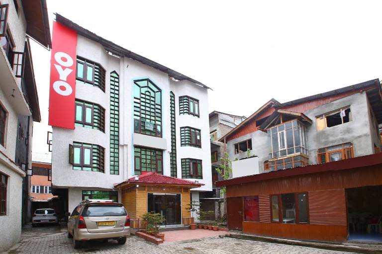 Hotel O Azad