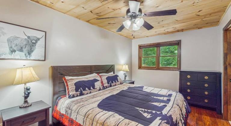 Vacation home with jacuzzi | Pets are welcome — photo 2