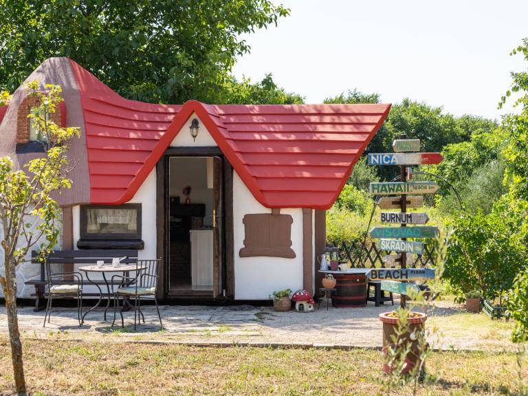 Vacation home with patio, yard & barbeque — photo 2