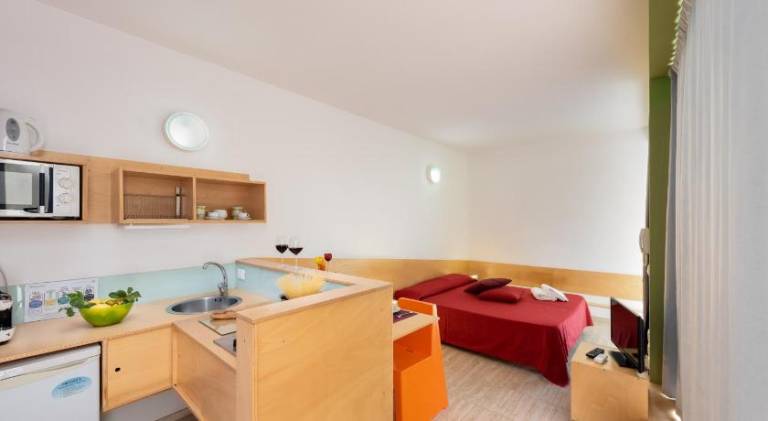 Rental apartment with yard — photo 4