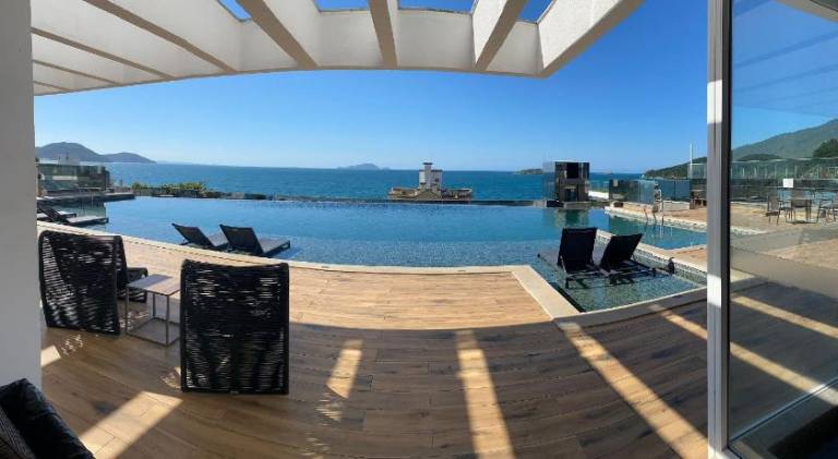 House with pool — photo 4