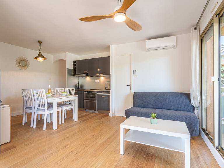 Rental apartment with terrace & yard — photo 4