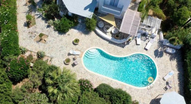 Fully equipped pleasant villa with private pool, patio & hot tub | Beach nearby | Suitable for remote work | Pets are welcome in Naxos