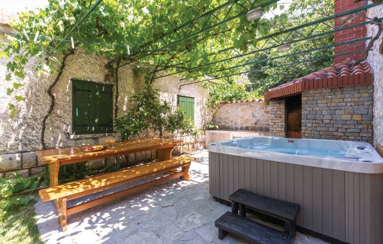Fully equipped vacation home with sauna, garden & fast internet | Beach view | Pets allowed in Makarska