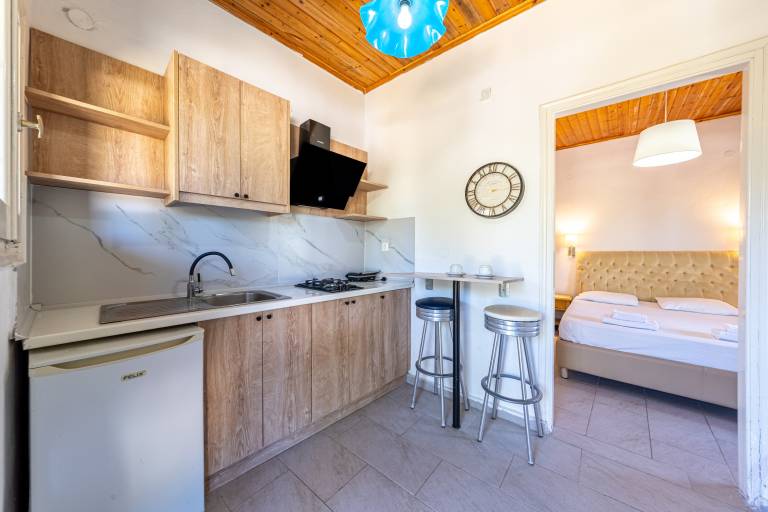 Apartment 'Alykes Family Resort Triple Room 1' with Balcony, Wi-Fi and Air Conditioning — photo 5