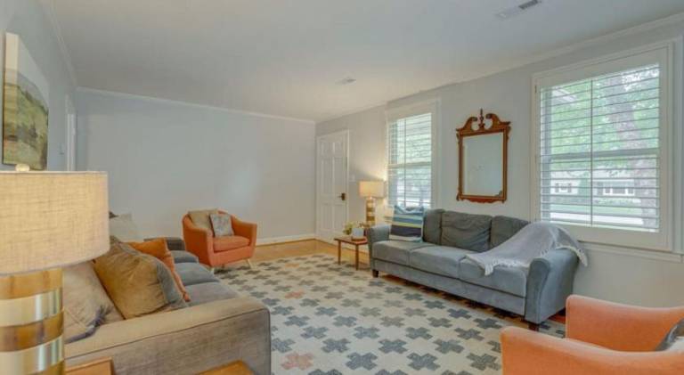 Figuers Bungalow 2 bd 1 bath central location — photo 2