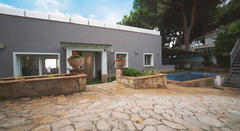 Villa with pool — photo 4