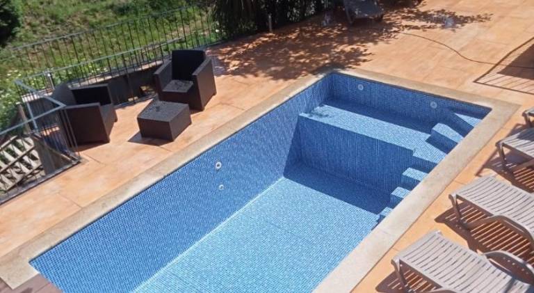 Vacation home with yard, barbecue & private pool — photo 4
