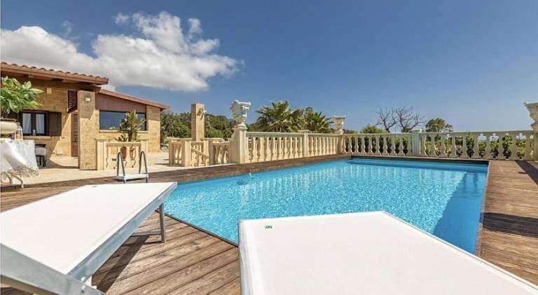 Villa with pool — photo 4