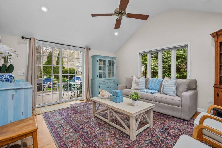 Family-friendly house with yard & barbeque | Beach nearby | Pets allowed — photo 3