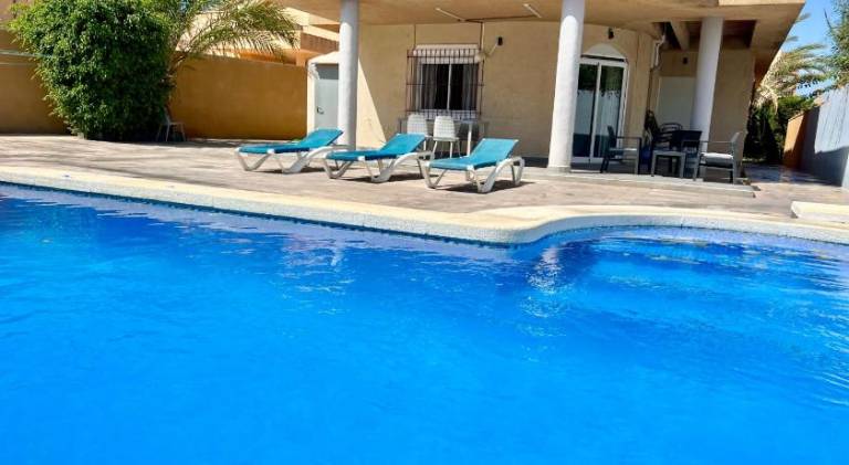 Fully equipped pleasant house with private pool, garden & BBQ | Close to the beach | Pets are welcome in Cartagena