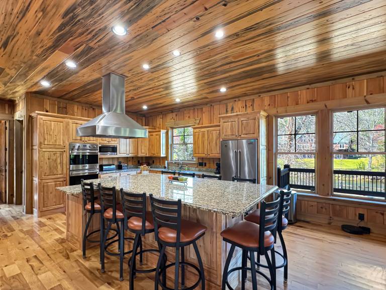 Luxury Riverfront Retreat • Spa • Game Room • Minutes to Downtown Blue Ridge — photo 4