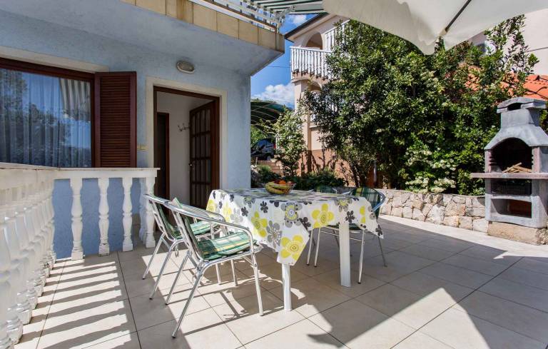 Holiday apartment with patio & BBQ in Crikvenica