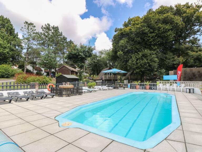 Cottage with pool & yard — photo 2