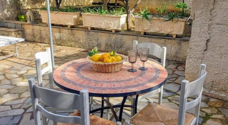 Apartment with terrace & yard — photo 4