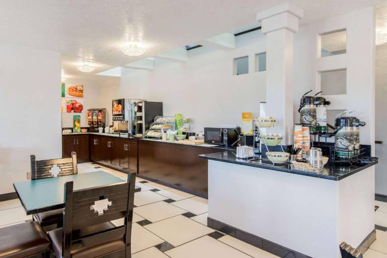 Quality Inn & Suites Albuquerque North near Balloon Fiesta Park — photo 3