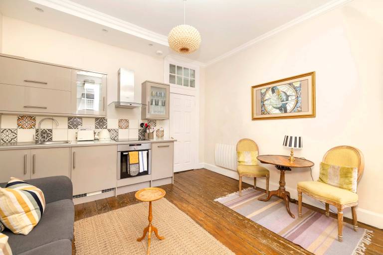 Apartment with yard | Near Edinburgh Castle — photo 2