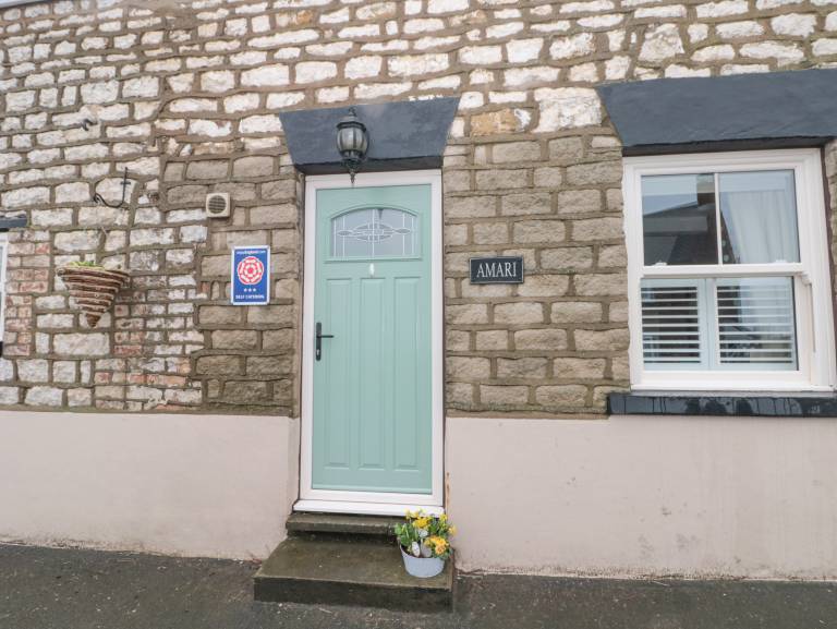 Cottage with garden — photo 3