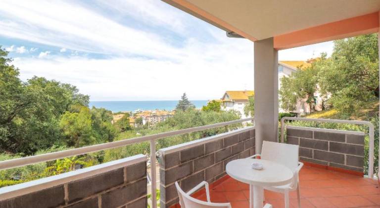 Serviced apartment with pool, yard & patio — photo 4