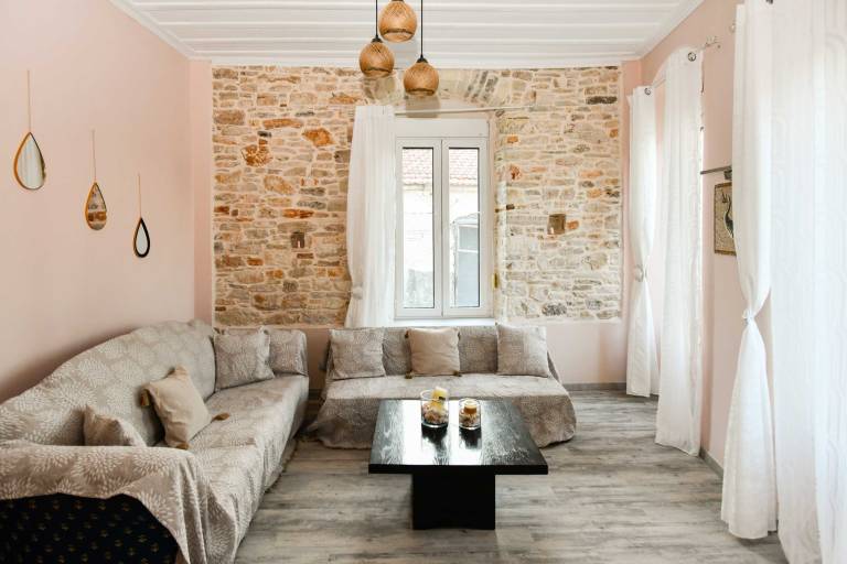 Charming Samos Escape with Jacuzzi and Private Balcony — photo 4