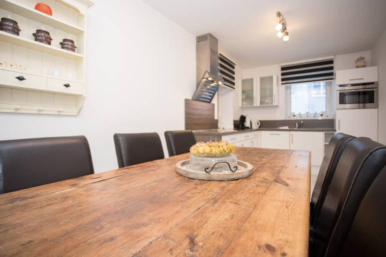 Beautiful, modern apartment has a large living room, close to citycentre — photo 3