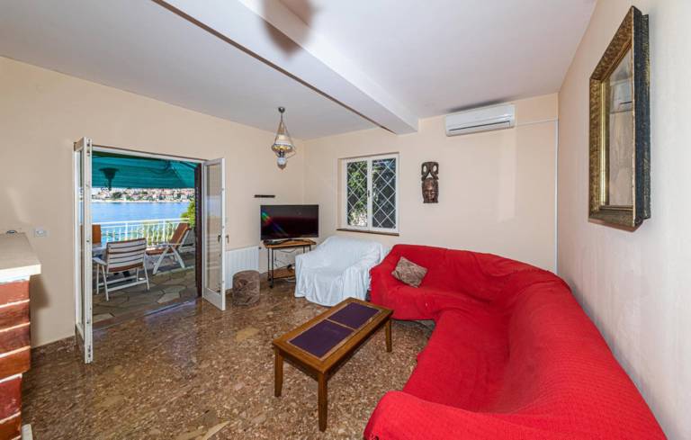 Vacation home with barbeque, garden & patio | Sea view — photo 5