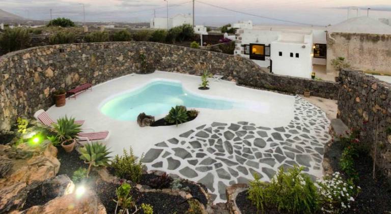 House with pool — photo 3