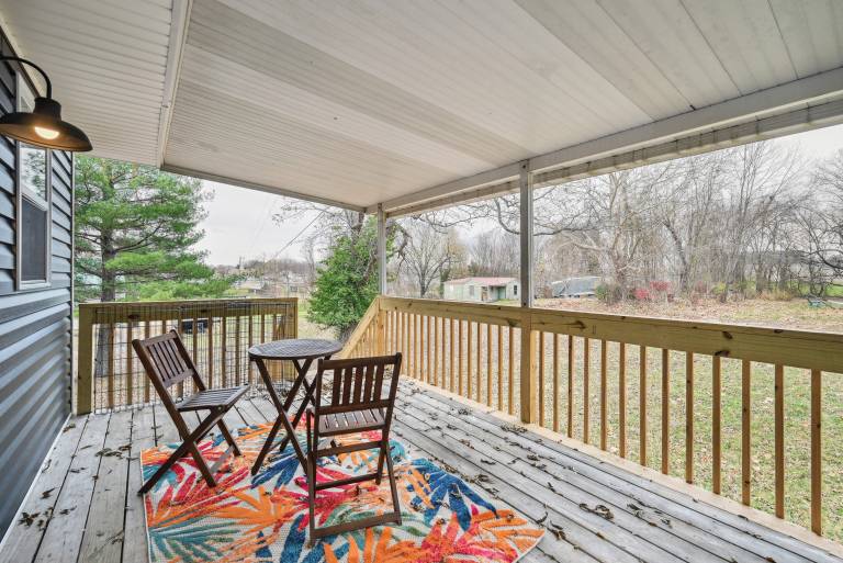 Vine Grove Home w/ Deck, 4 Mi to Saunders Springs! — photo 2