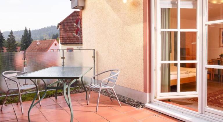 Beautiful serviced apartment with patio & yard | Pets are welcome — photo 4
