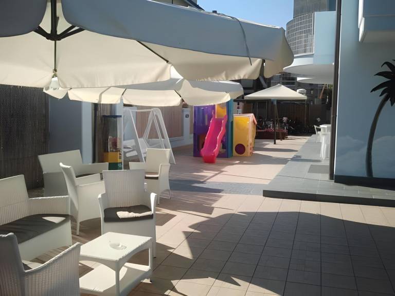 Serviced apartment with garden, patio & pool — photo 3