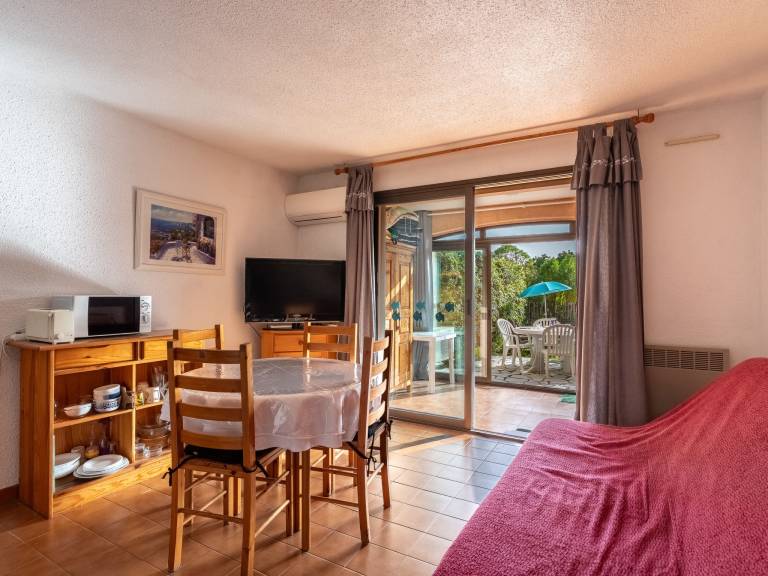 Apartment with terrace & garden — photo 3