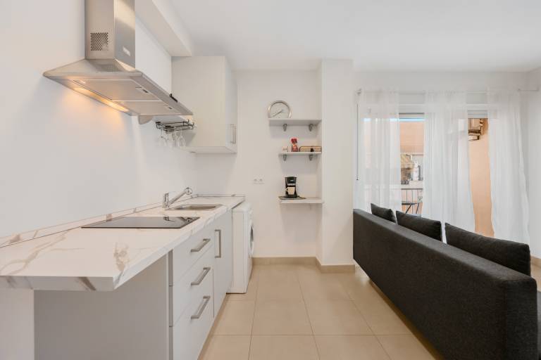 Apartment 'Beachfront Estepona Center' with Sea View, Wi-Fi and Air Conditioning — photo 5