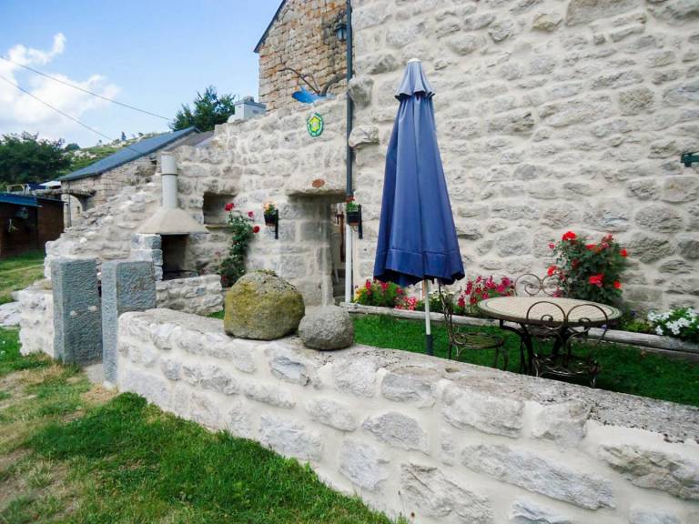 Gite with yard & patio — photo 5